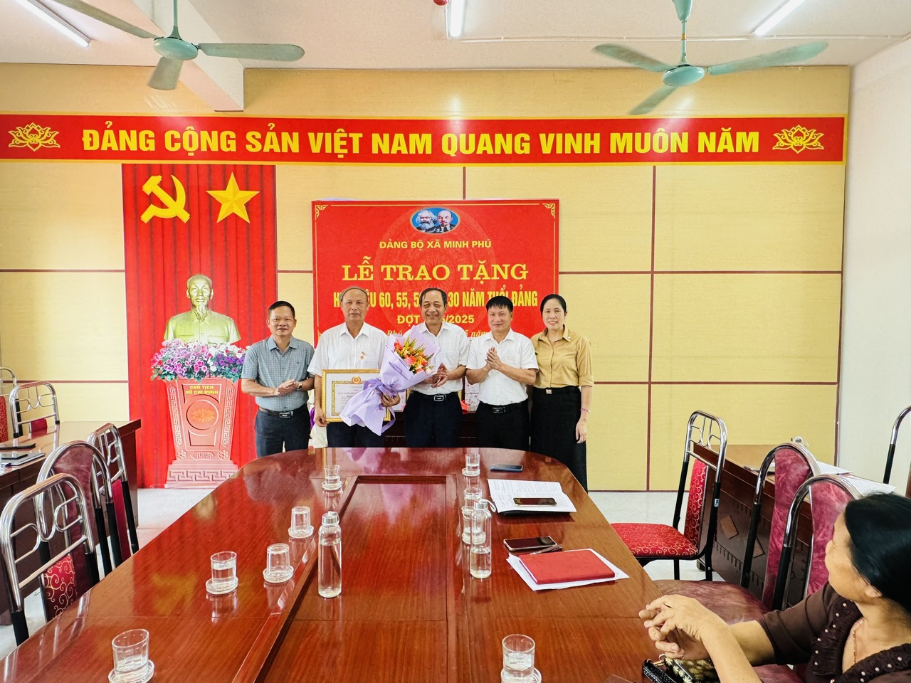 Đảng bộ xã Minh Phú  Tổ chức Lễ trao Huy hiệu Đảng cho các đồng chí đạt Huy hiệu 60 năm, 55 năm,...